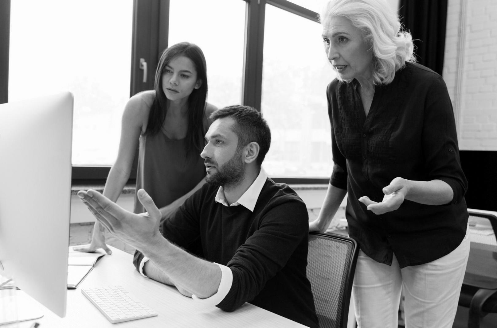 Profesionales analizando datos financieros en ambiente corporativo moderno